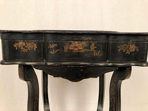 Worker Napoleon III, black lacquered wood with Asian decoration painted gold