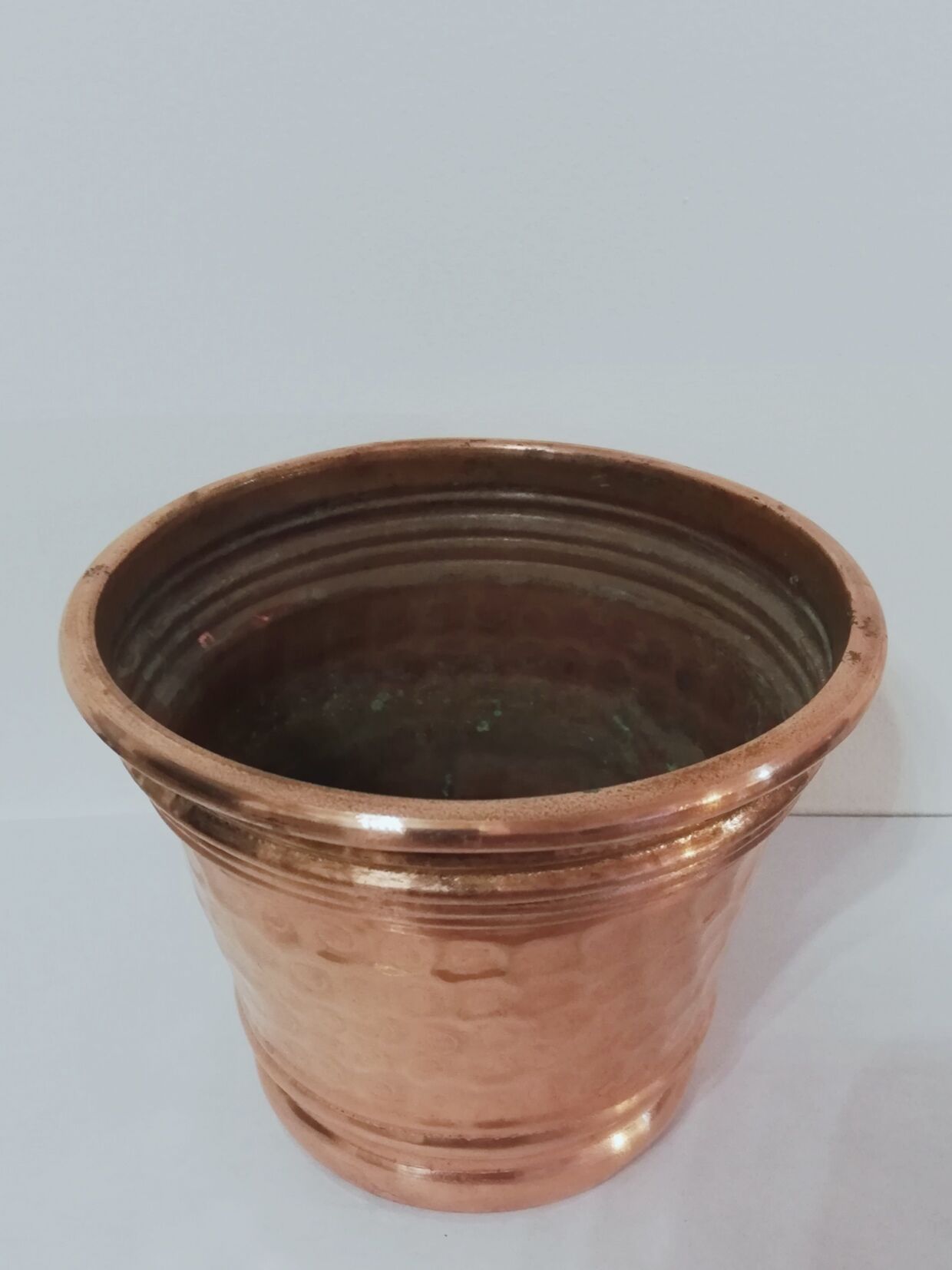 Cache pot en cuivre martelé estampillé "Sela"