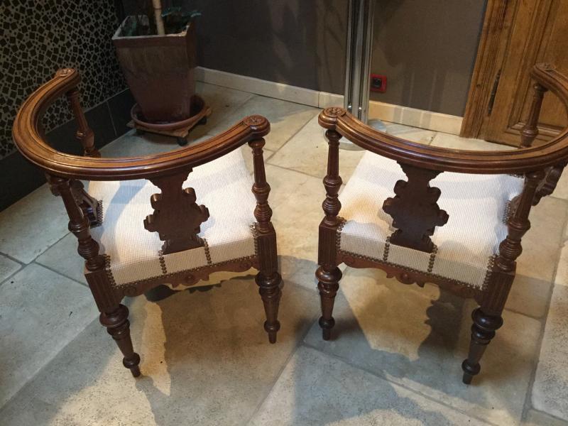 Paire de fauteuils de coin de style Louis XVI début 20ème