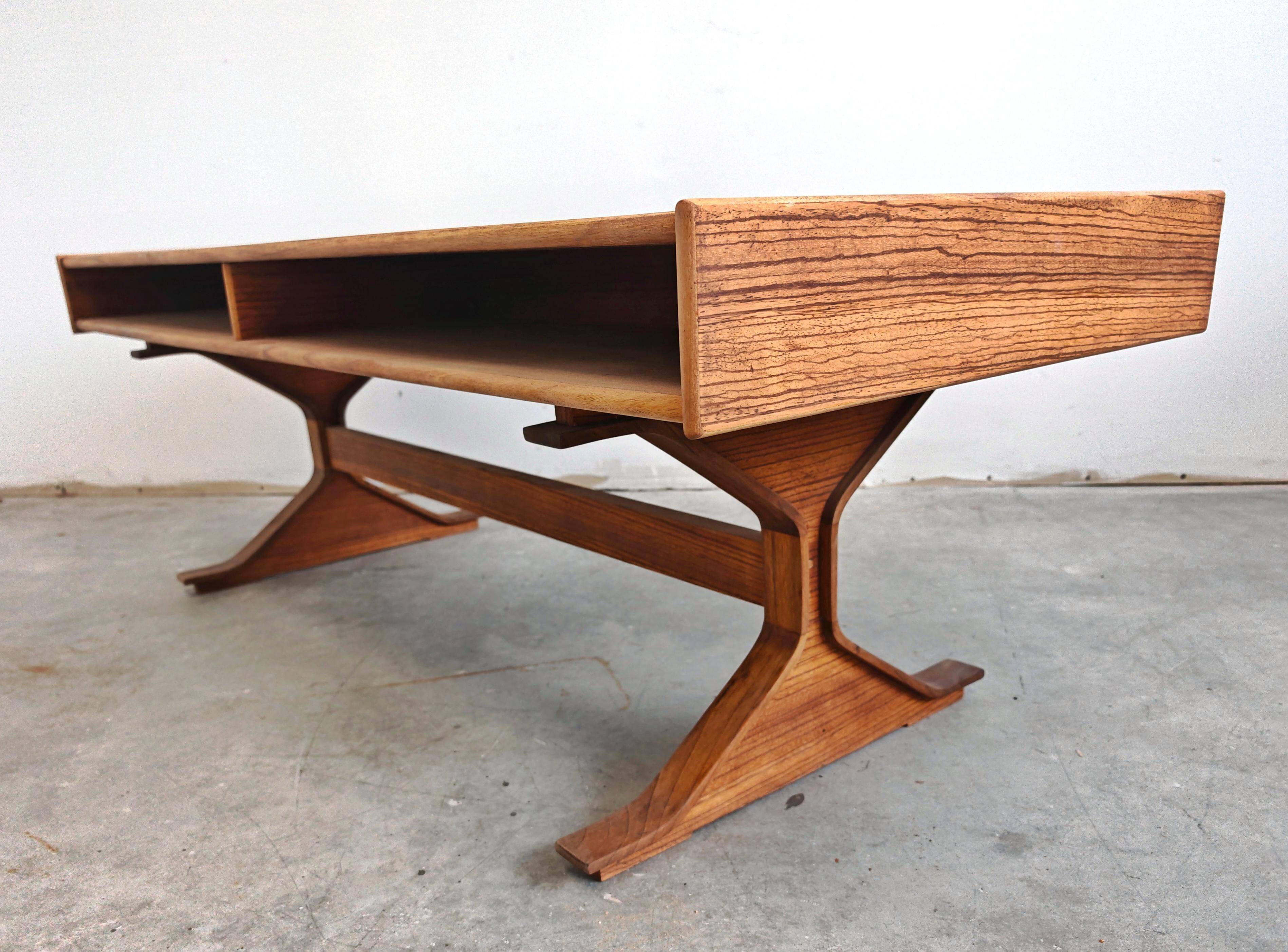 Table basse Mid Century Modern Gianfranco Frattini bois de Zebrano