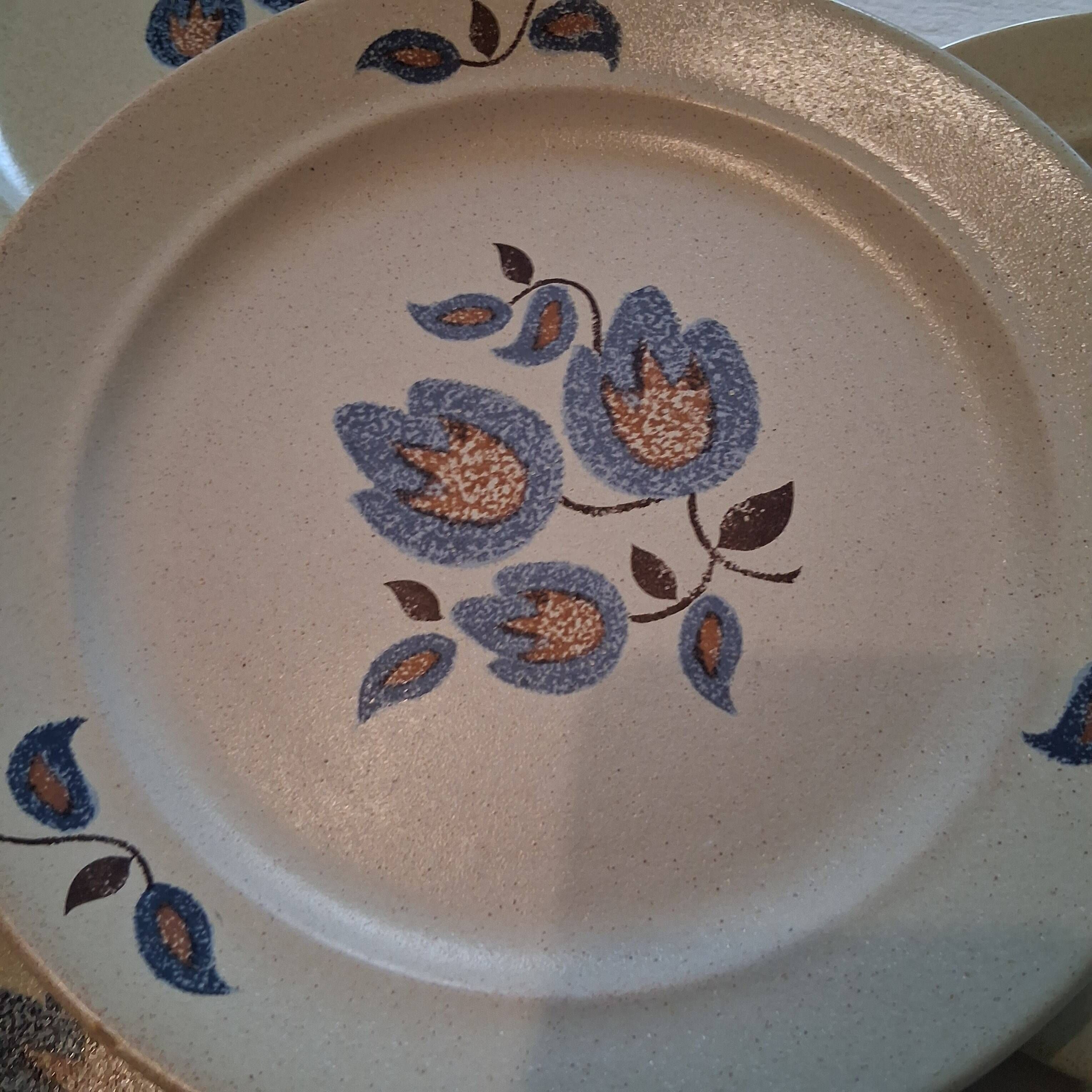 Set of 8 flat plates from St Amand model "Sologne" in good condition.