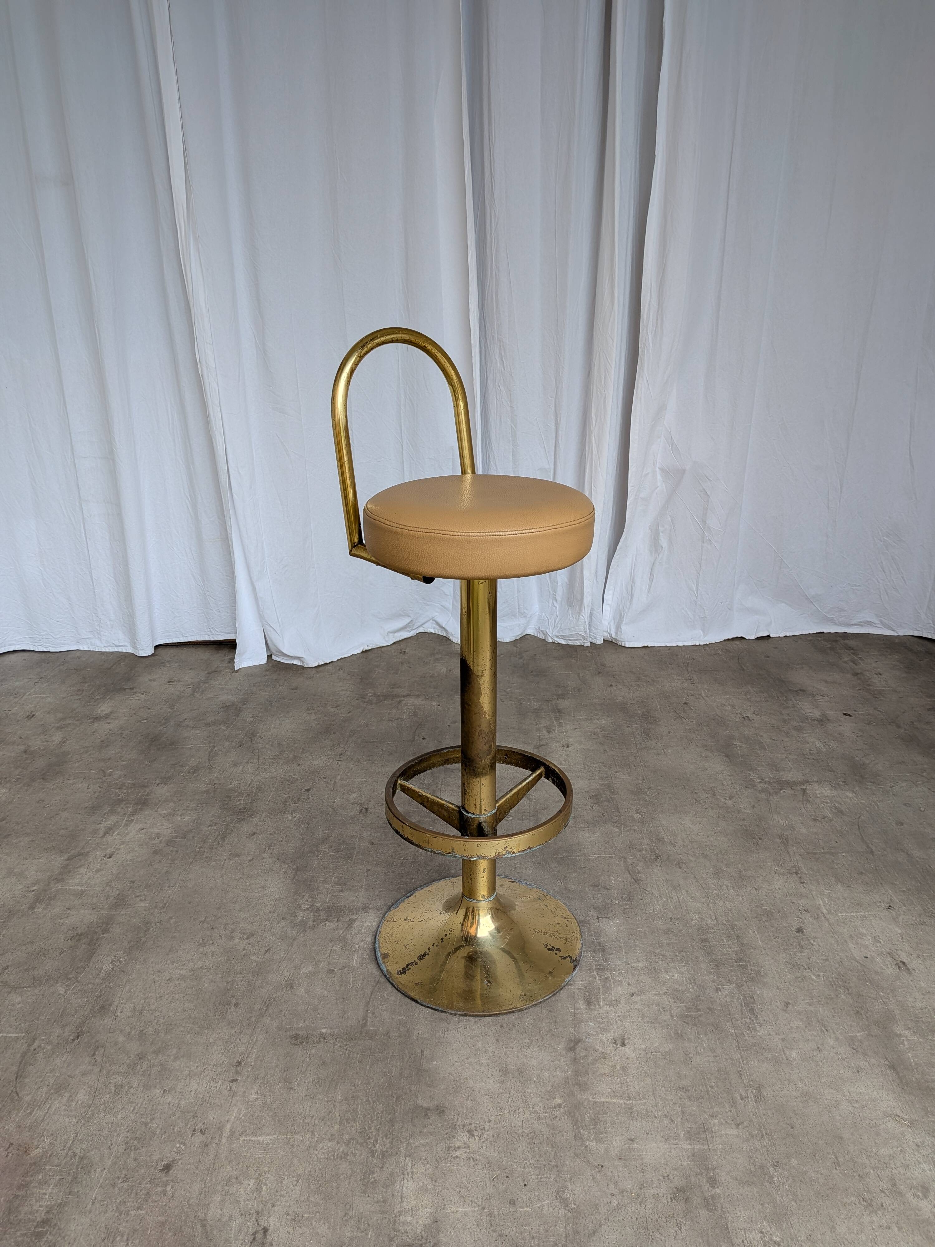 Tabouret de bar italien mid-century modern en laiton et cuir