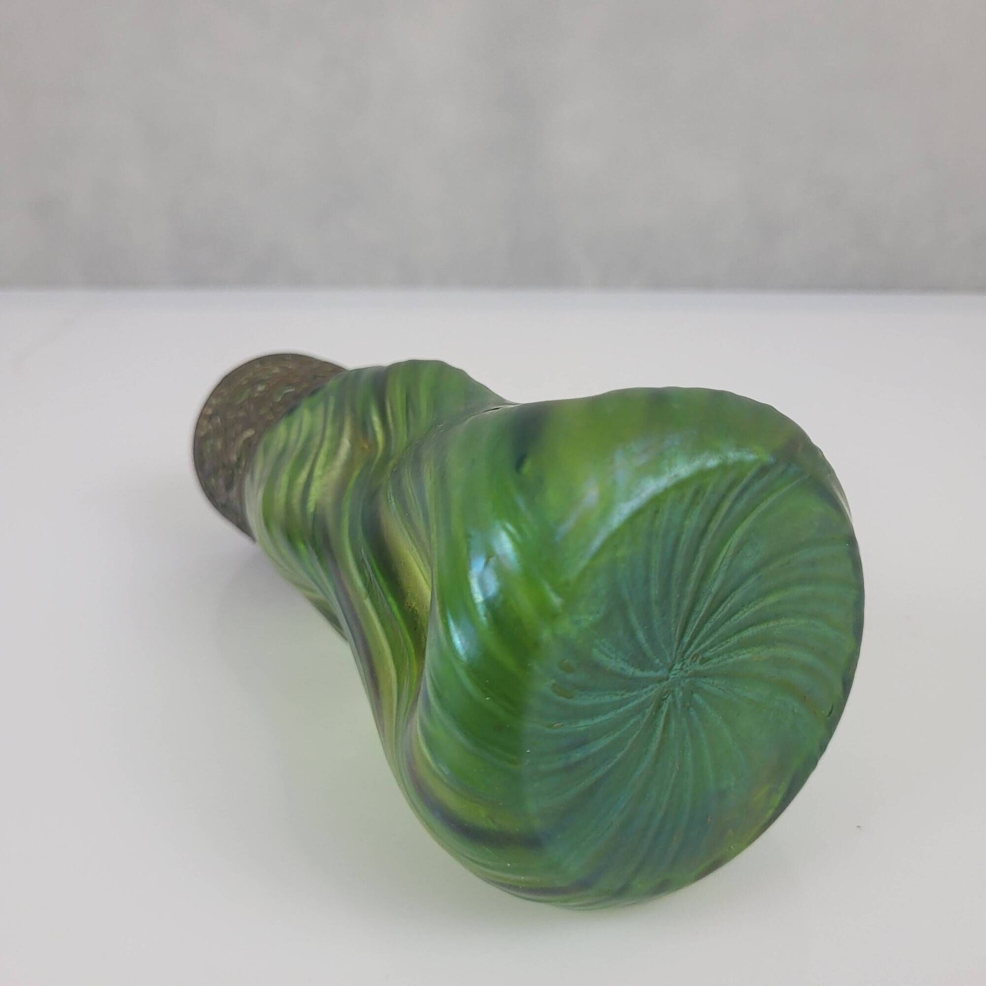 Vase en verre irisé Art Nouveau