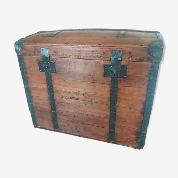 Old travel vintage 1900 wooden trunk