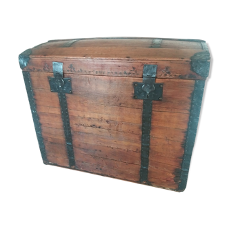 Old travel vintage 1900 wooden trunk