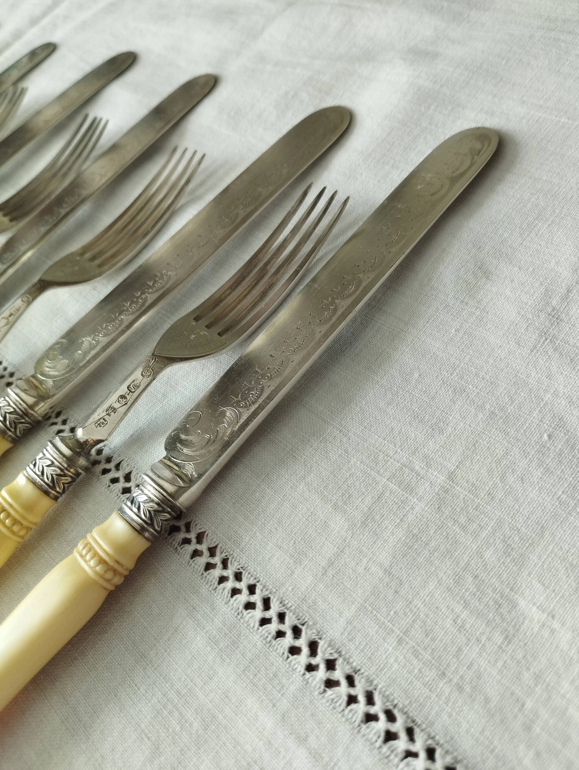 Silver-plated metal dessert cutlery in English Art Deco style