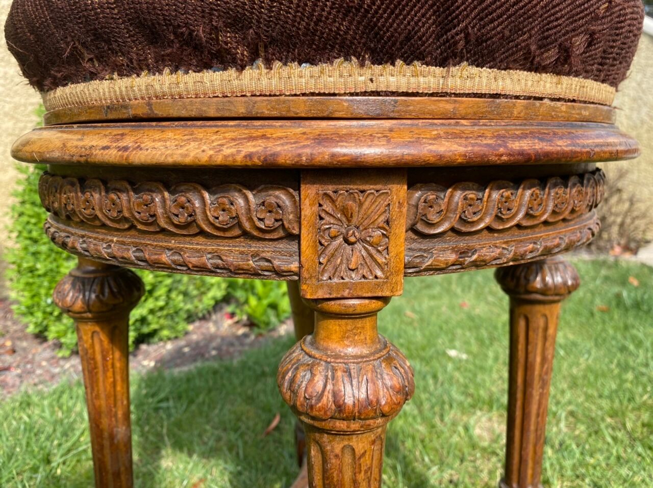 Piano stool in walnut style Louis XVI