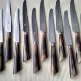 Set of 12 table knives with bovine horn, silver-plated metal and stainless steel.