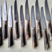 Box of 12 table knives with horn handles, silver-plated metal and stainless steel.