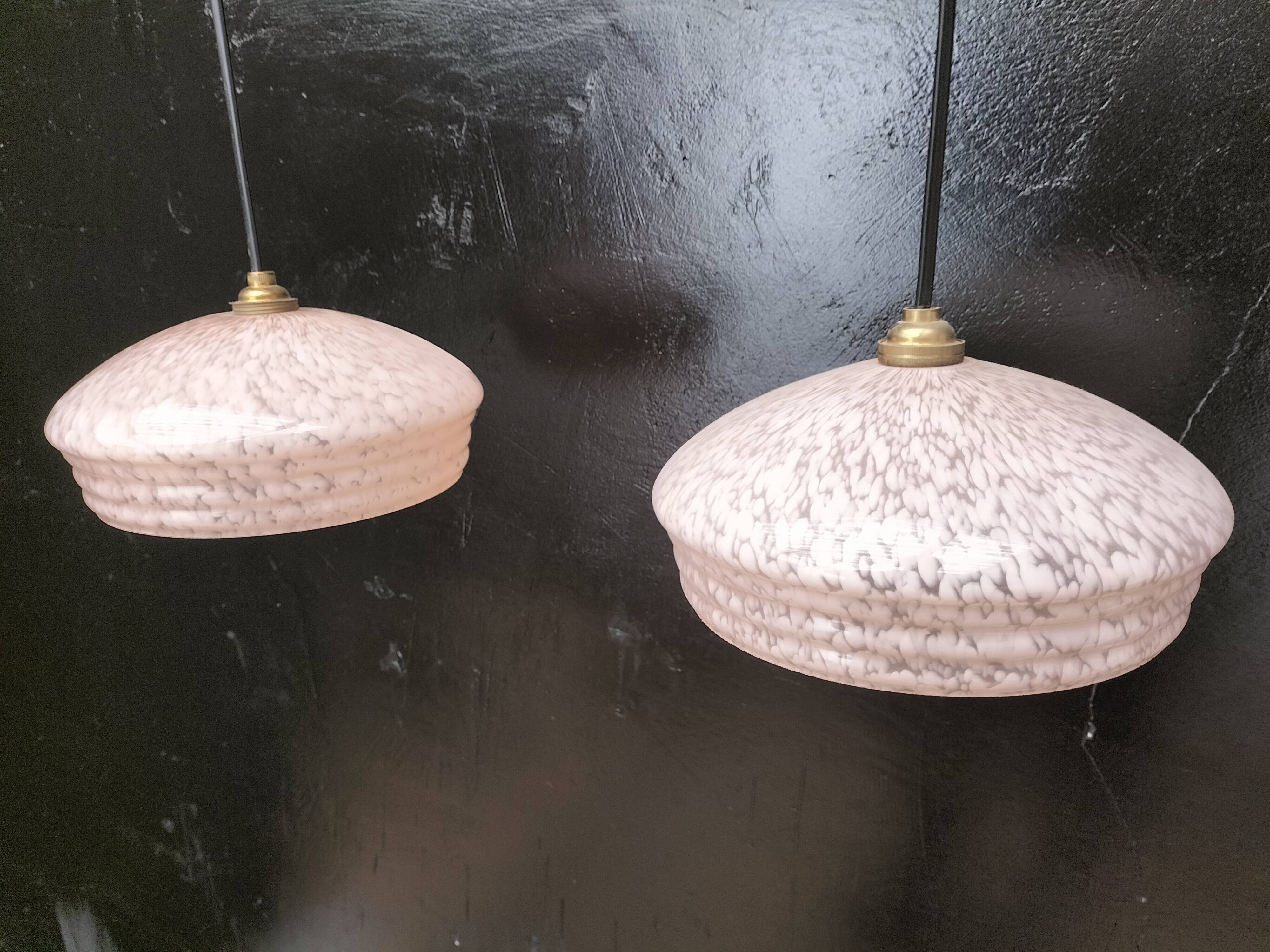 Paire de suspensions en opaline