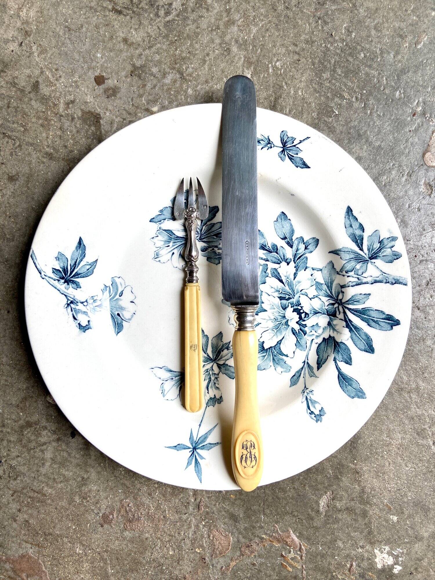 17 knives in steel, silver and monogrammed bone JE, late nineteenth century