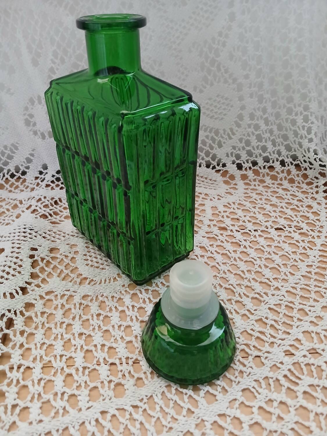 Carafe ancienne en verre pressé italien