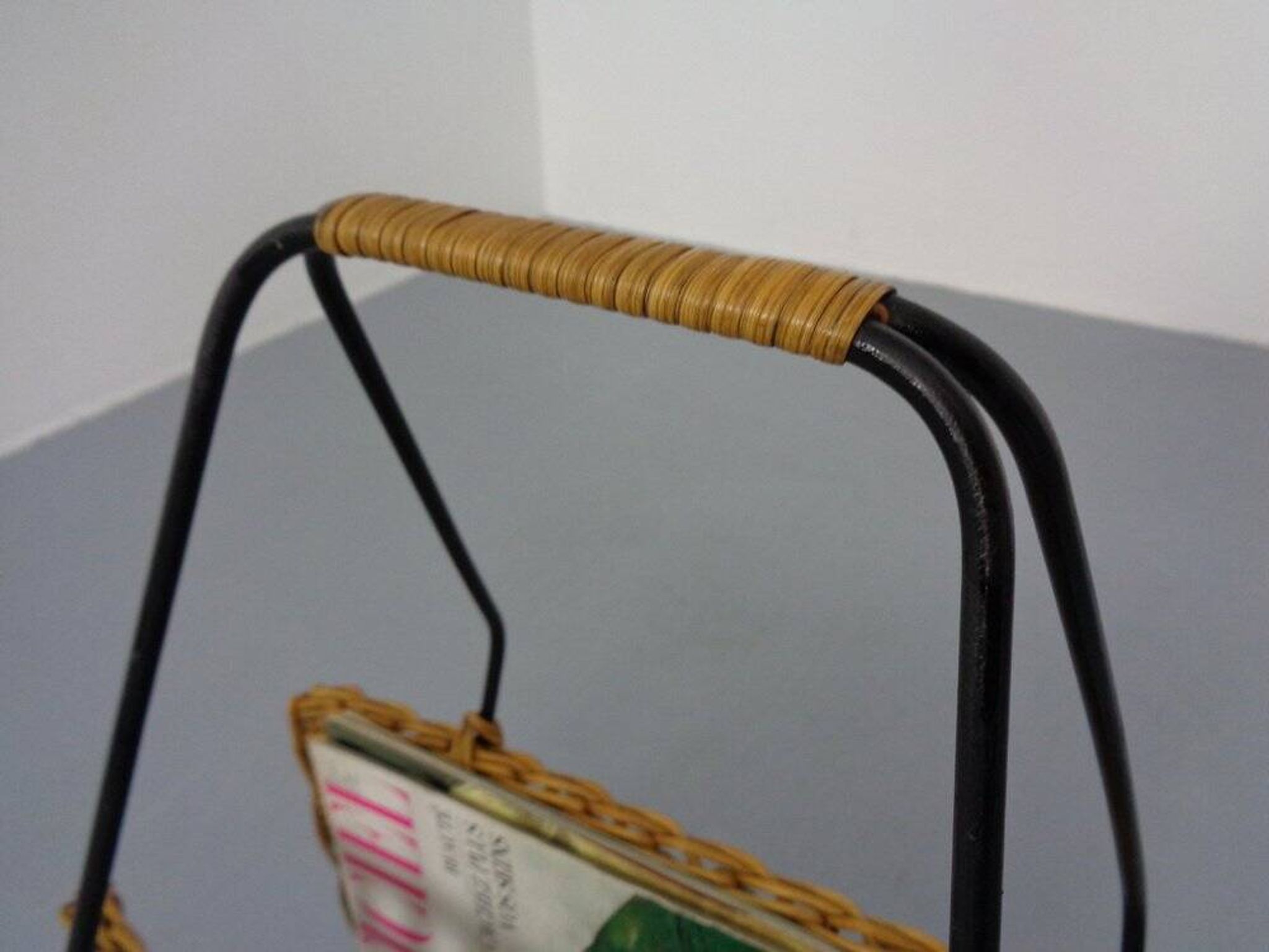 Magazine rack in filigree rattan and steel, 1960s