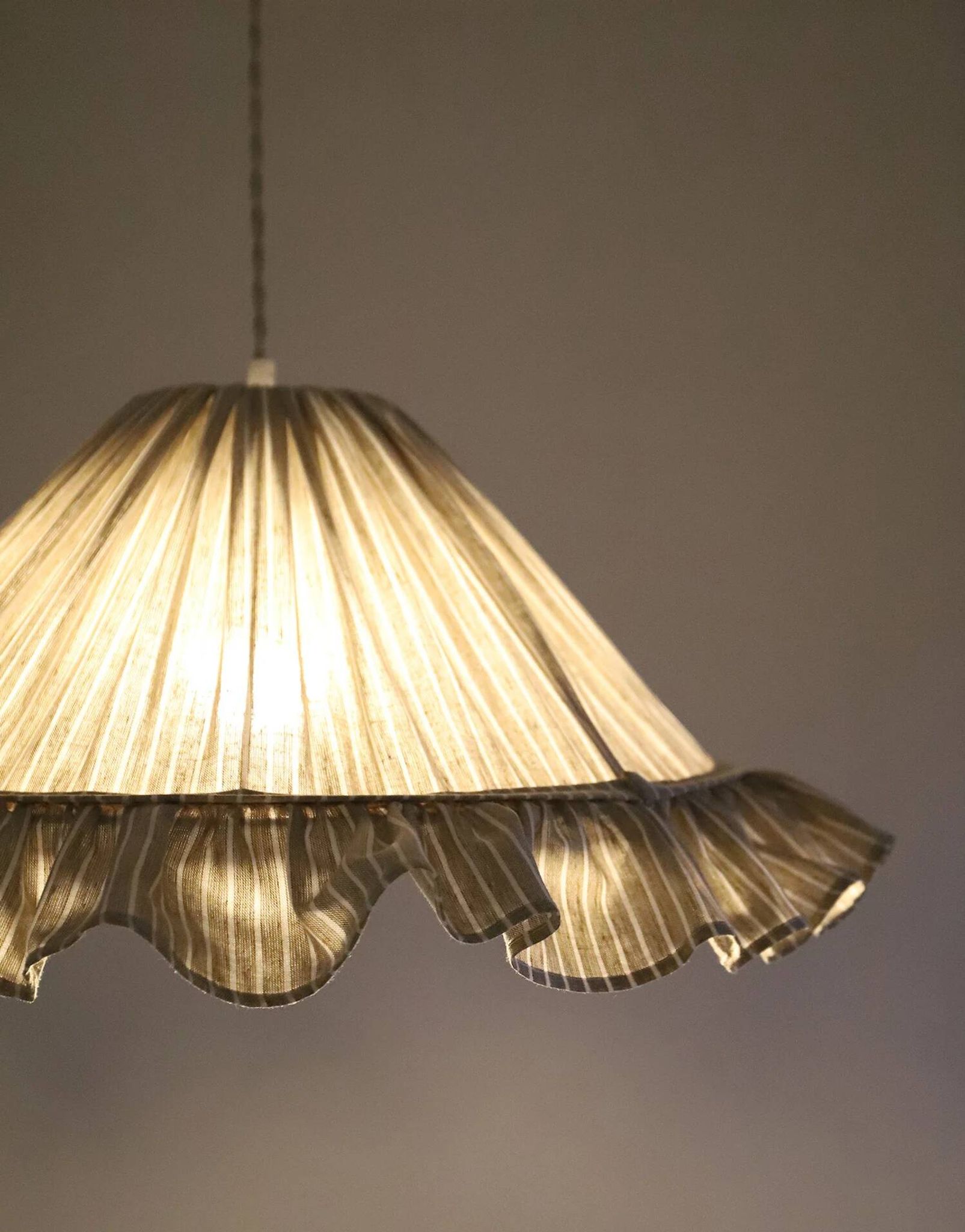 Suspension Emilia, pleated lampshade with frills, olive stripes