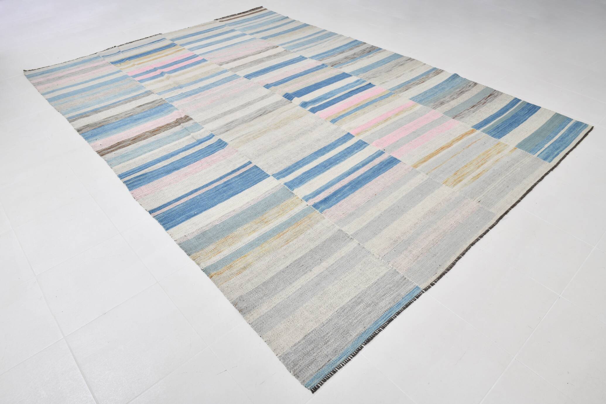 Grand kilim vintage scandinave à rayures pastel bleu et rose