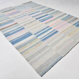 Grand kilim vintage scandinave à rayures pastel bleu et rose