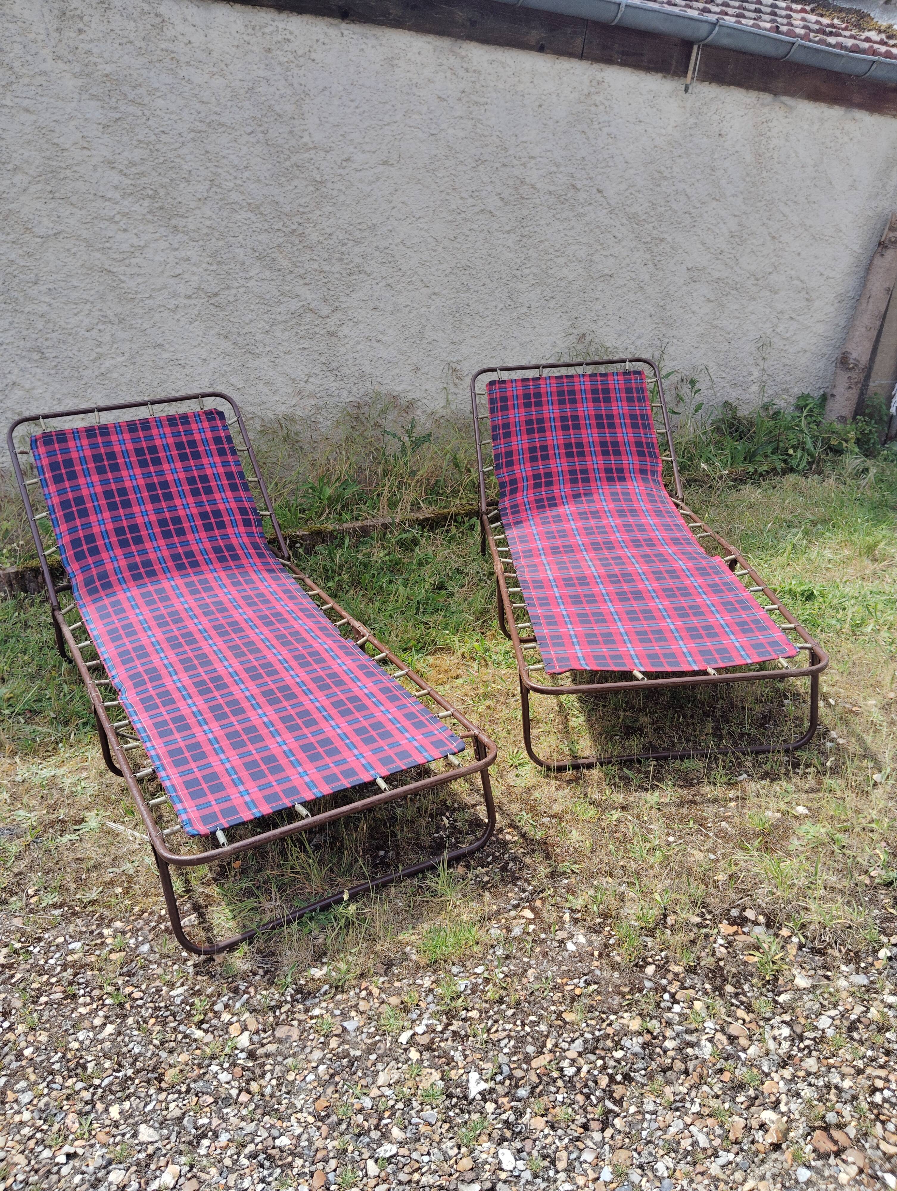 Set 2 camp beds, vintage deckchair.