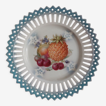 Plat avec des motifs à fruits