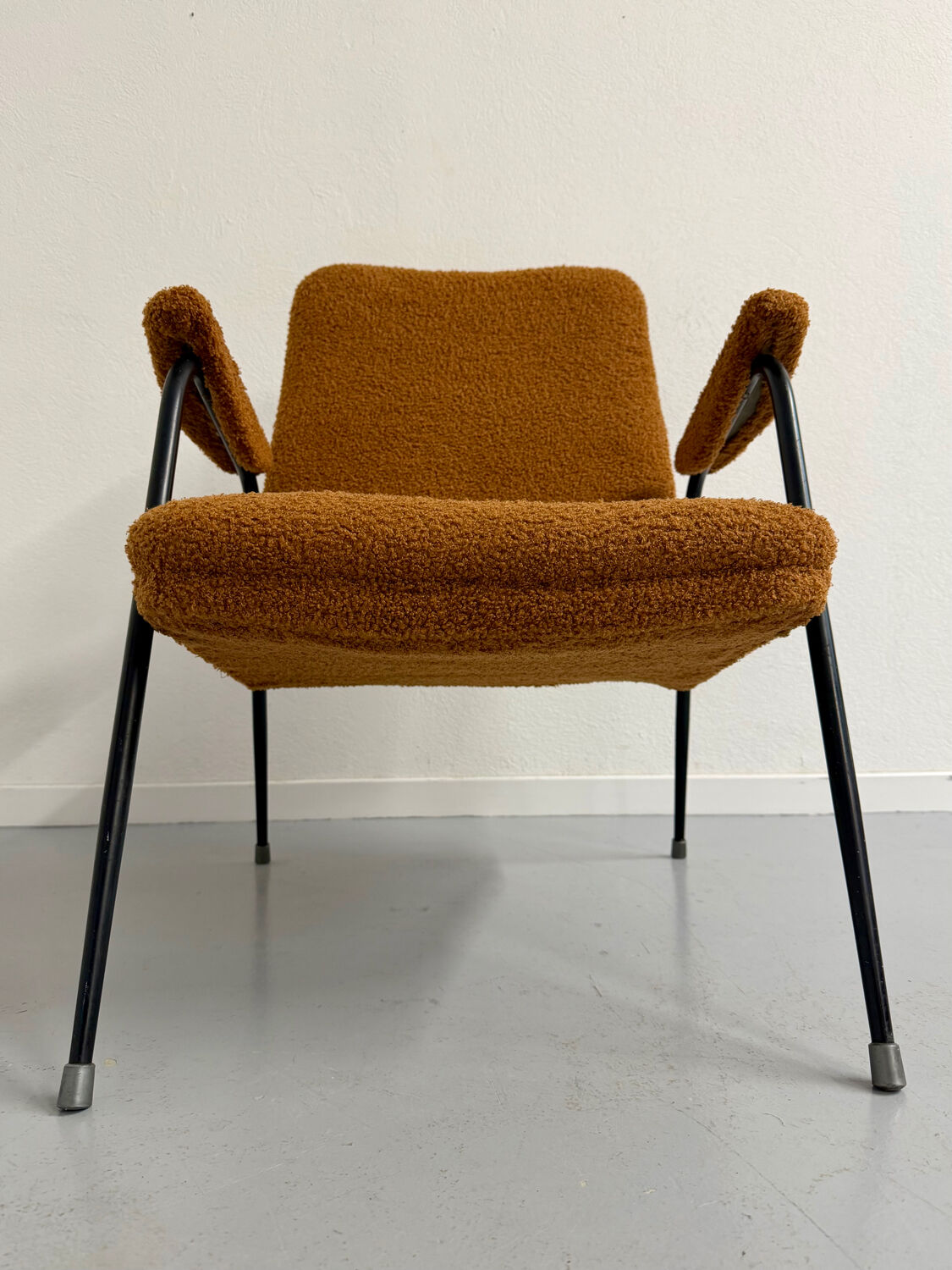 Vintage orange boucle armchair, French design from the 1950s.