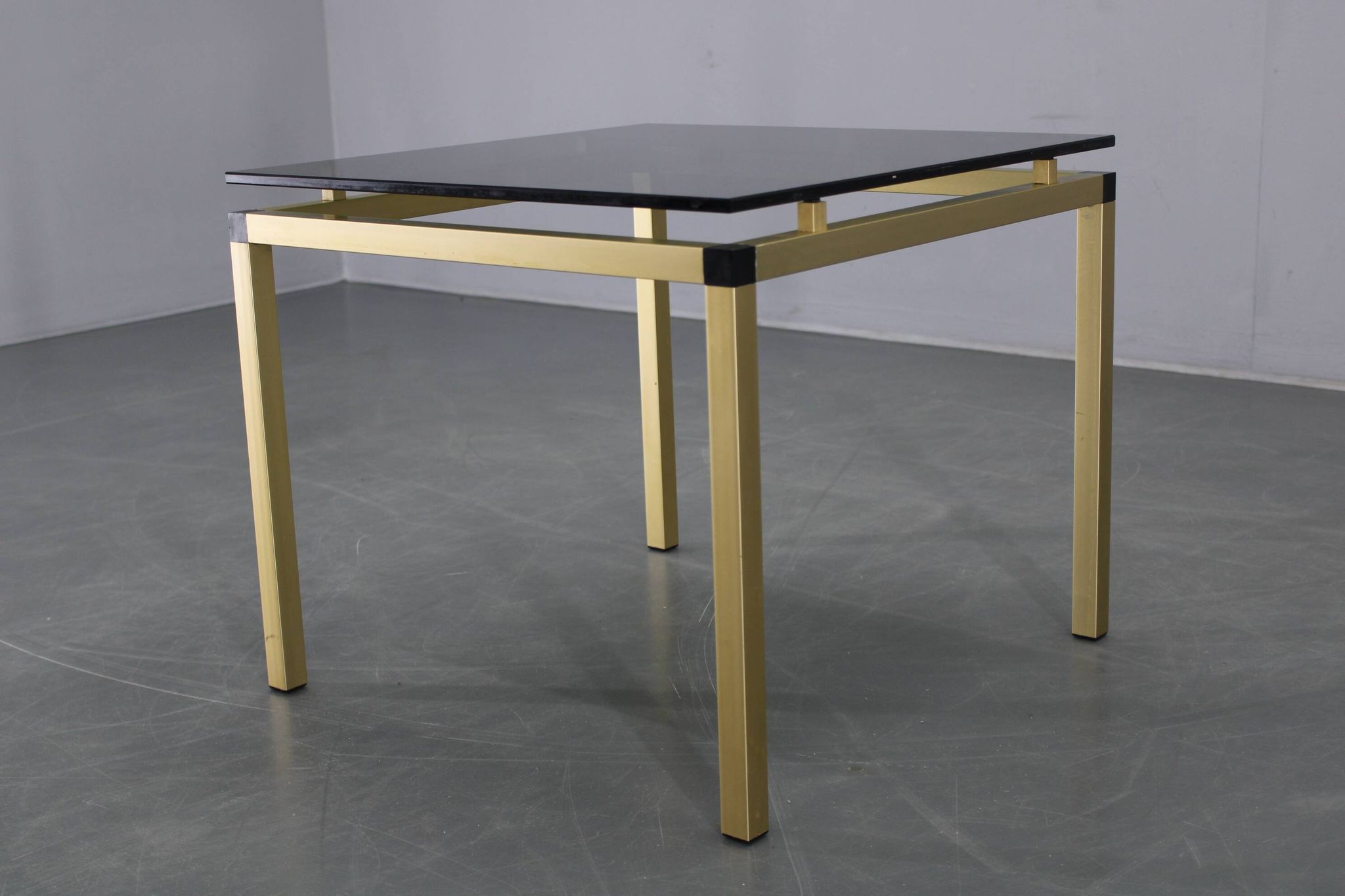 Table basse italienne des années 1970 avec finition en laiton et plateau en verre fumé