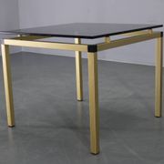 Table basse italienne des années 1970 avec finition en laiton et plateau en verre fumé