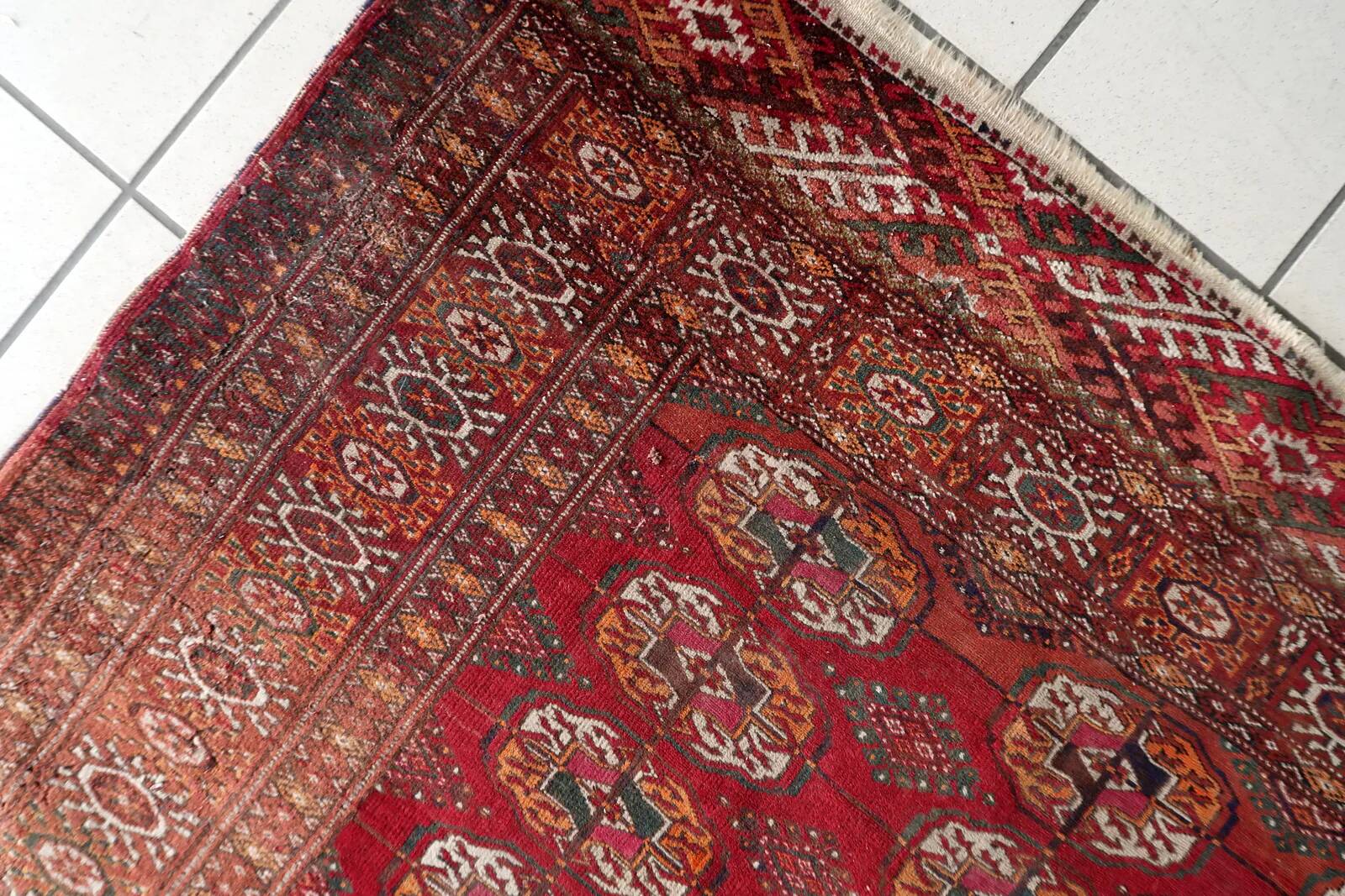 Authentic antique Turkmen Tekke rug 134cm x 183cm - Gul motifs (1C1197)