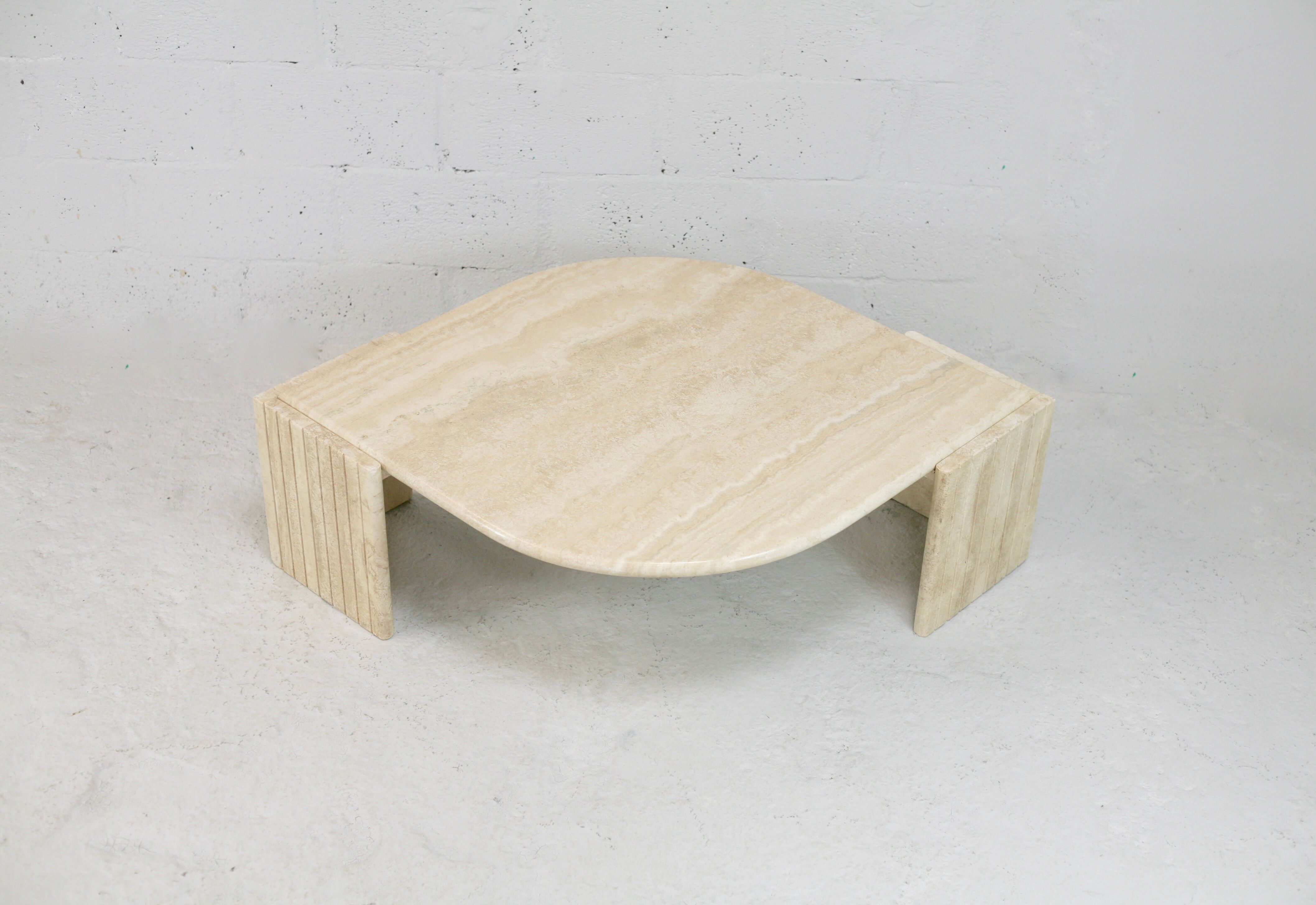 Table basse de forme courbe, travertin, France, circa 1970.
