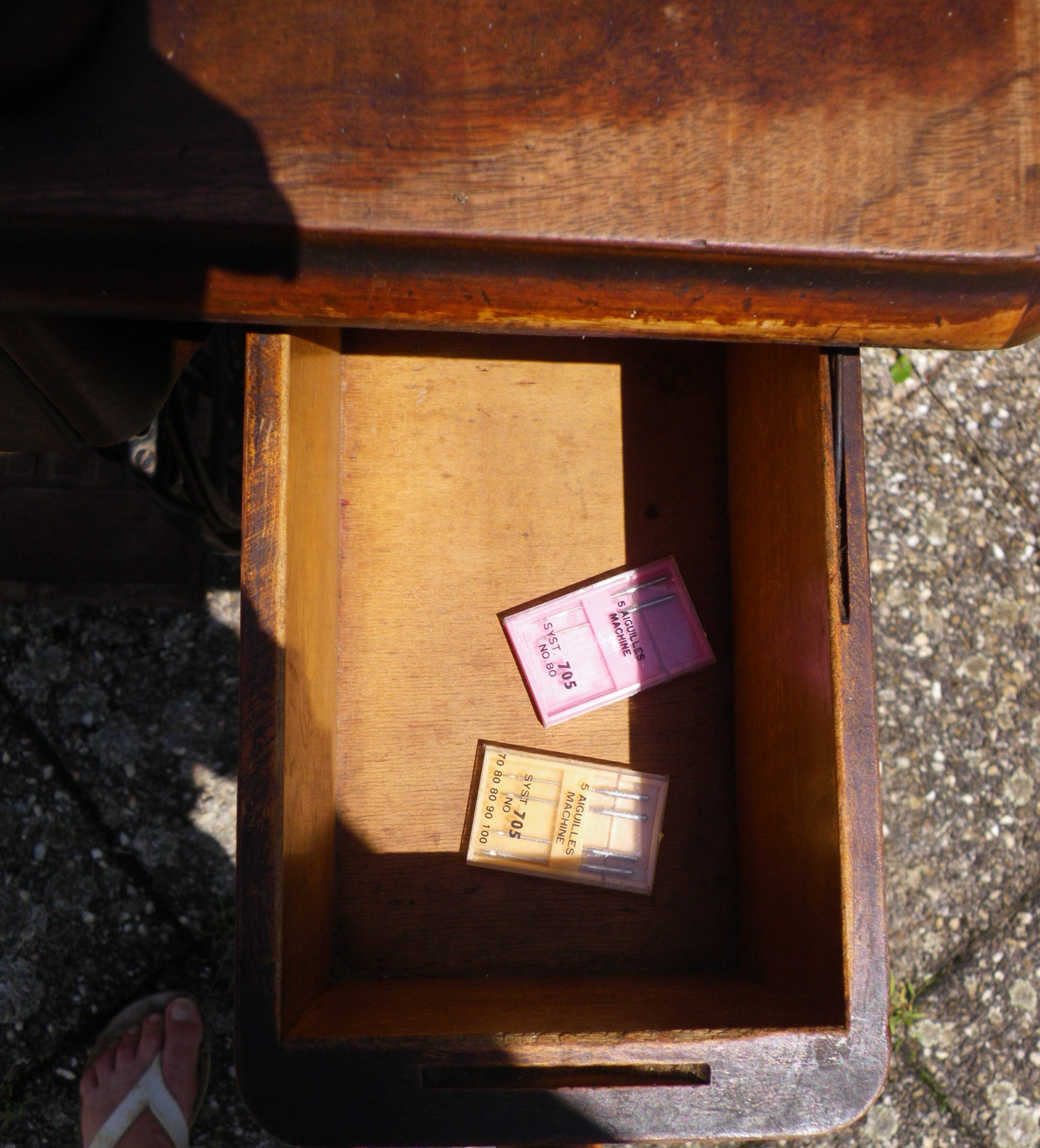 Singer sewing machine, 1928