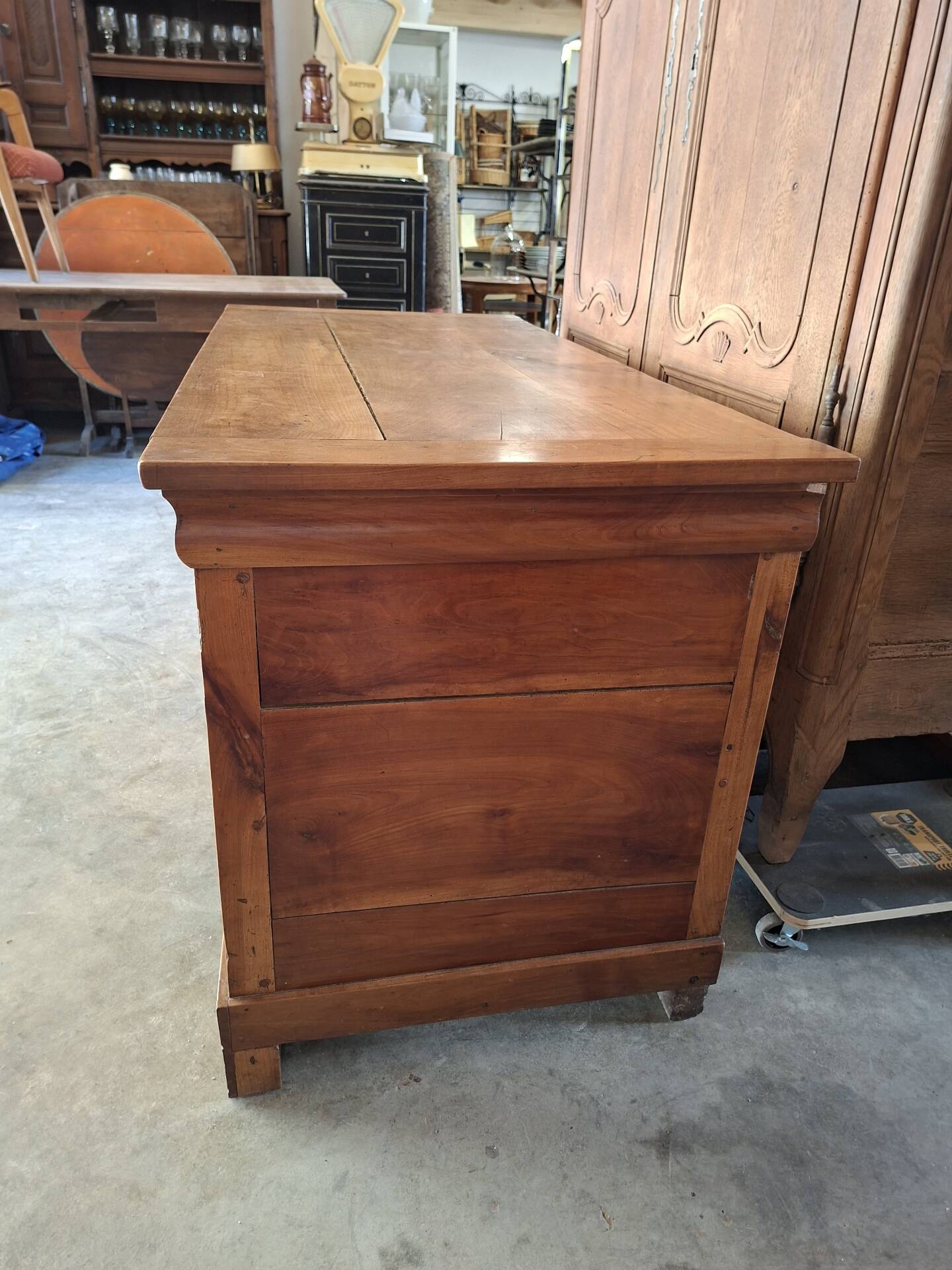 Louis Philippe 19th-century chest of drawers in solid walnut.