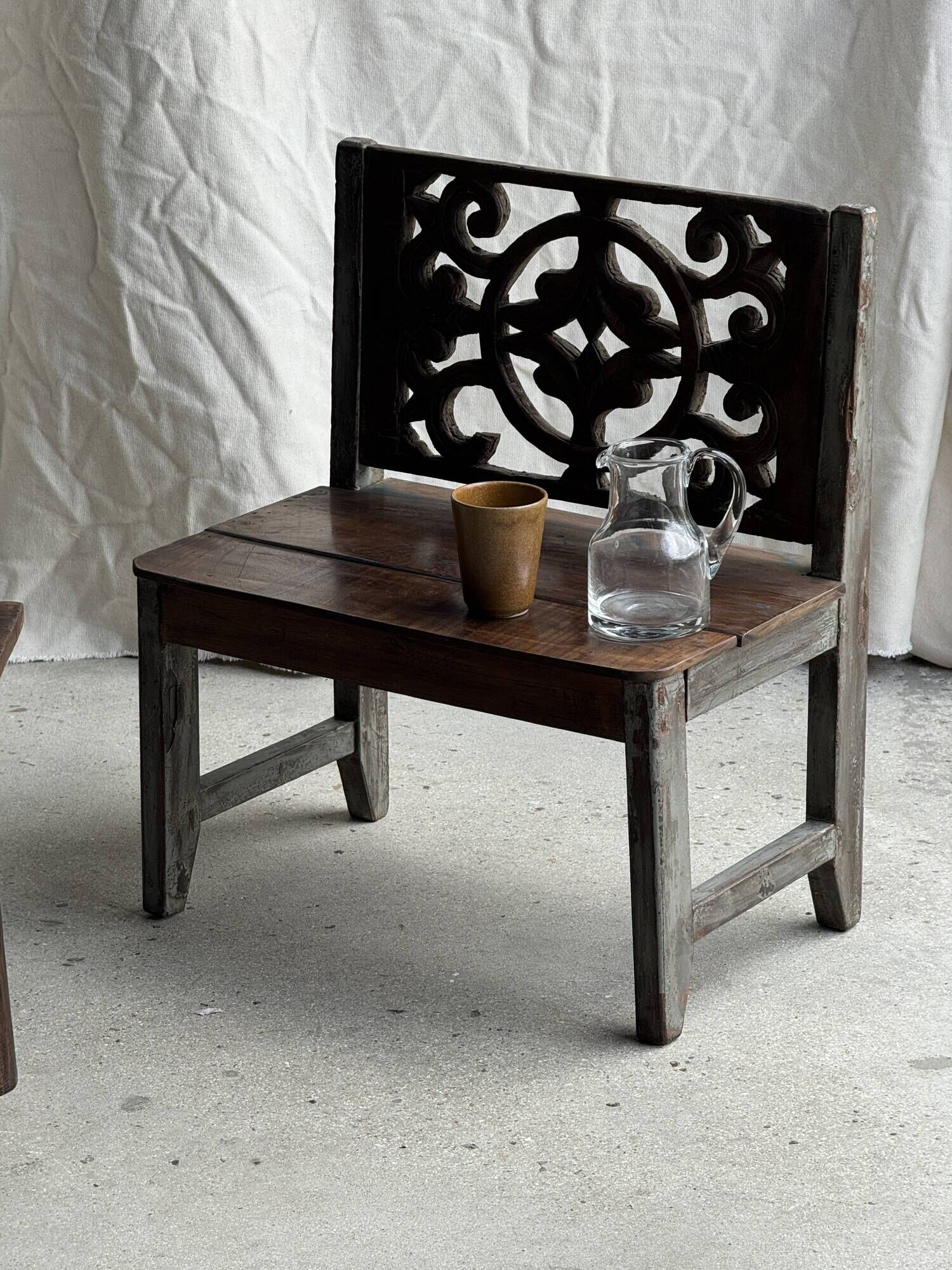 Mini banc à dossier sculpté à motif de rosace et volutes H59 L51