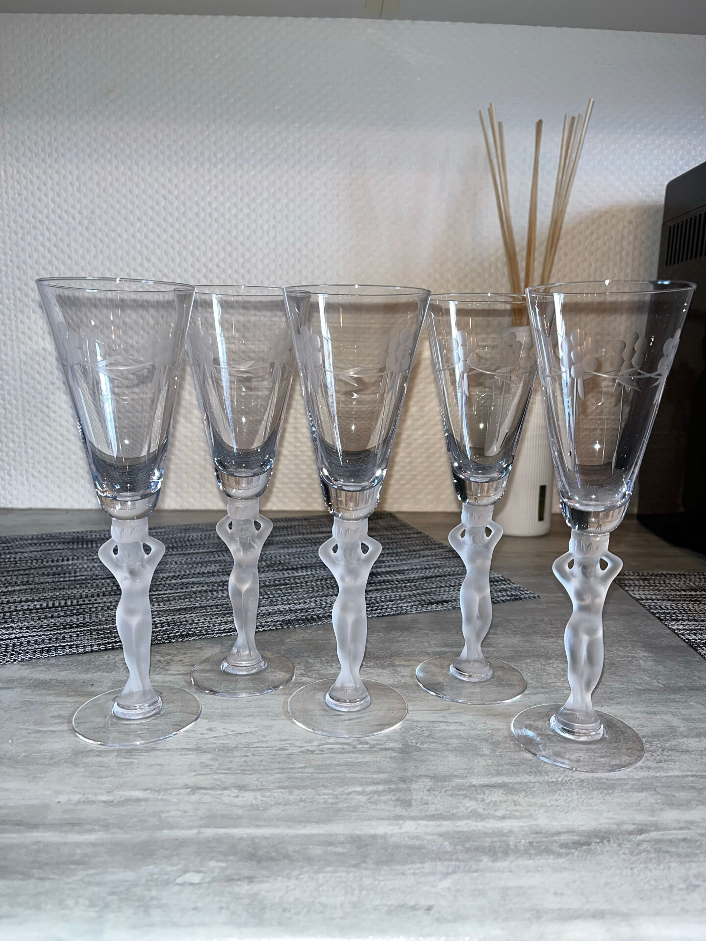 Service de 12 verres à pied sculptural féminin