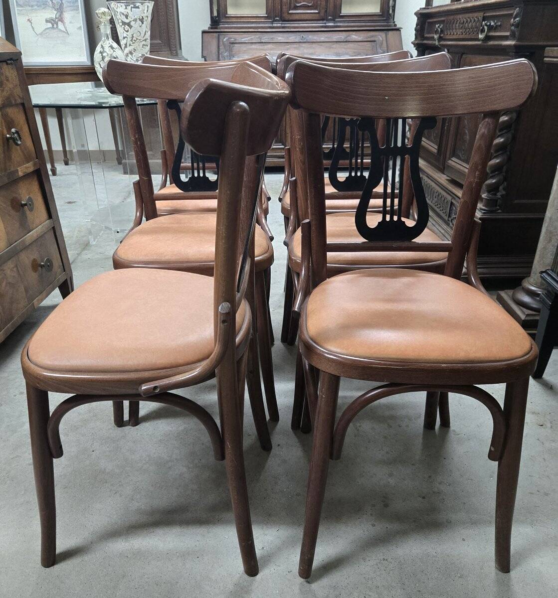 Set of 6 vintage curved wooden chairs, adorned with an elegant black lyre-shaped backrest.
