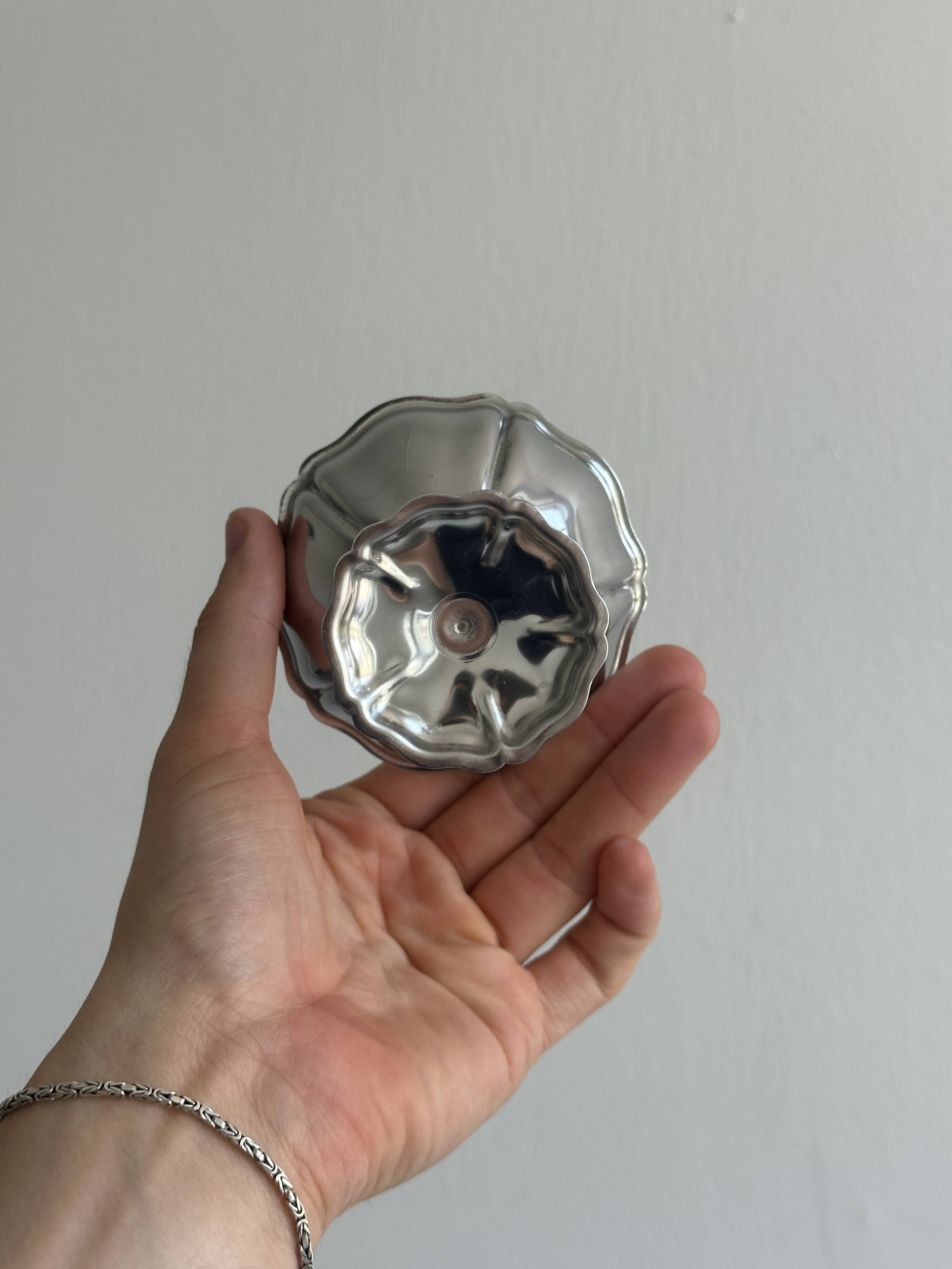 6 stainless steel footed bowls