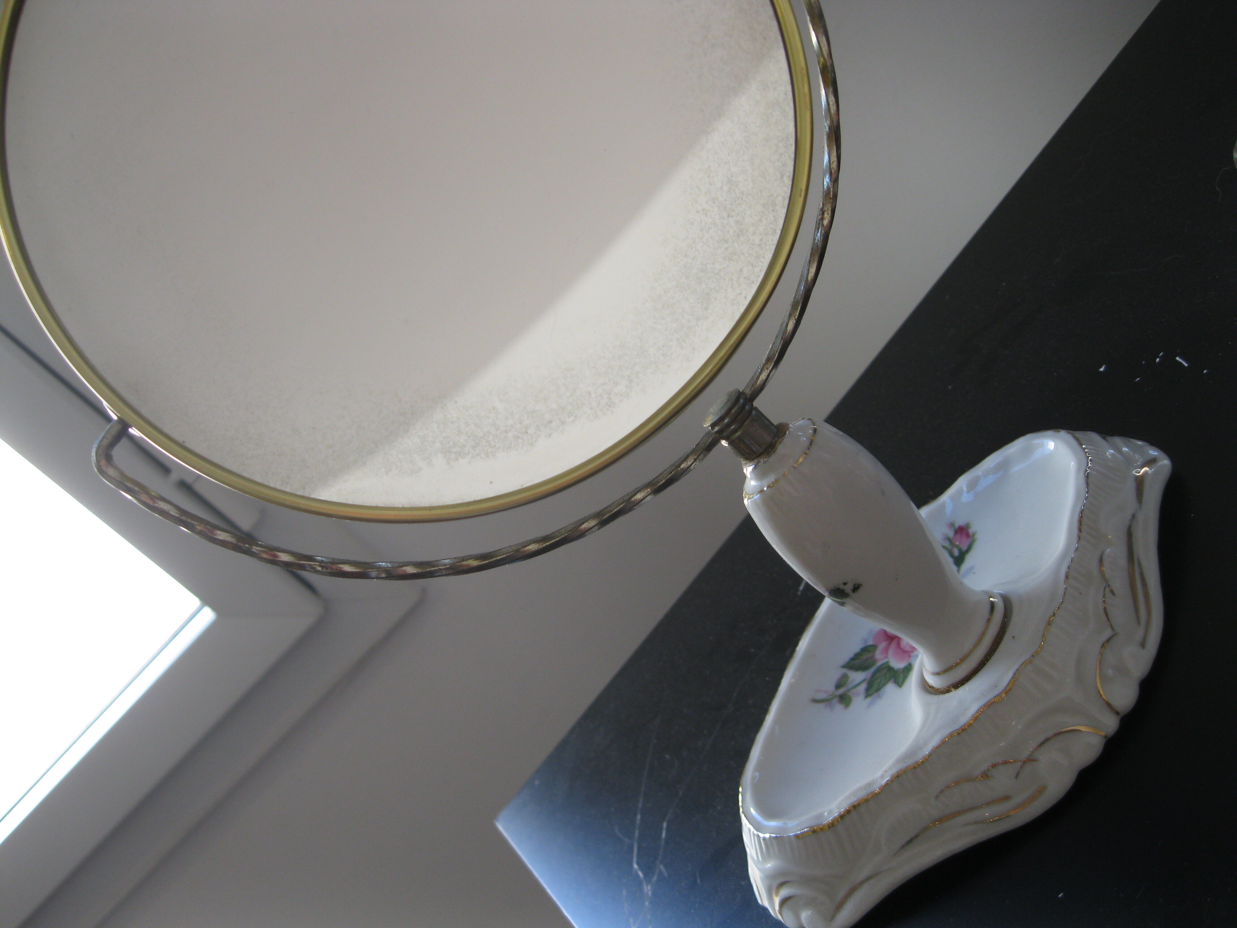 Mirror to lay on porcelain swivel foot