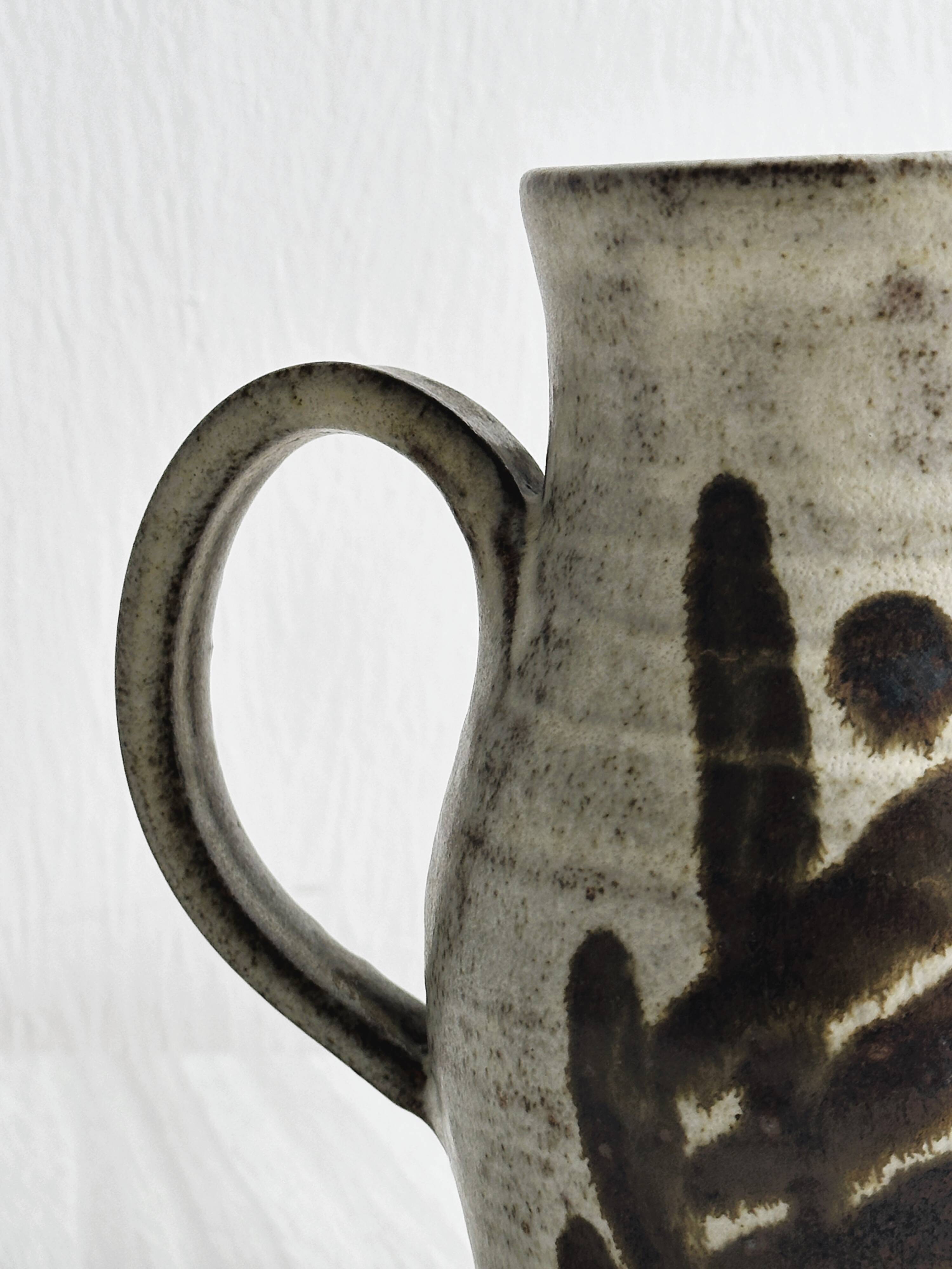 Pichet en céramique artisanale, grès émaillé décor abstrait