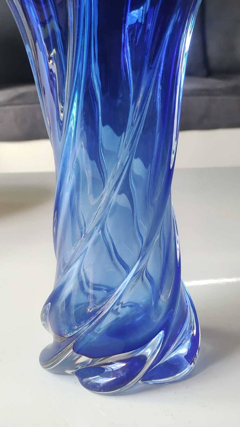 Large murano vase in blown art glass, cobalt blue. star shape. dim 30 x 22 cm