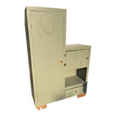 Armoire asymétrique vintage peinte en vert