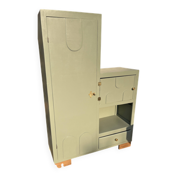 Armoire asymétrique vintage peinte en vert