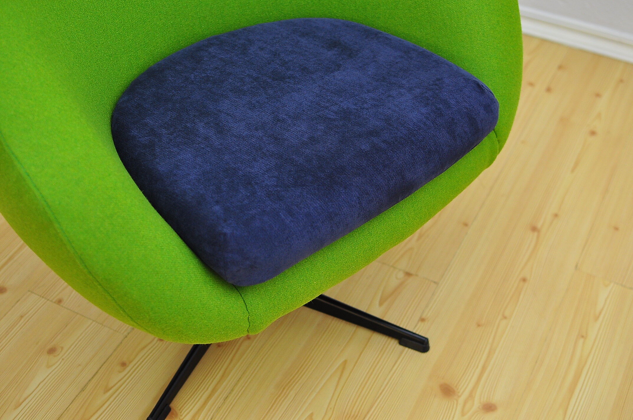Shell armchair on a swivel leg, 1960s