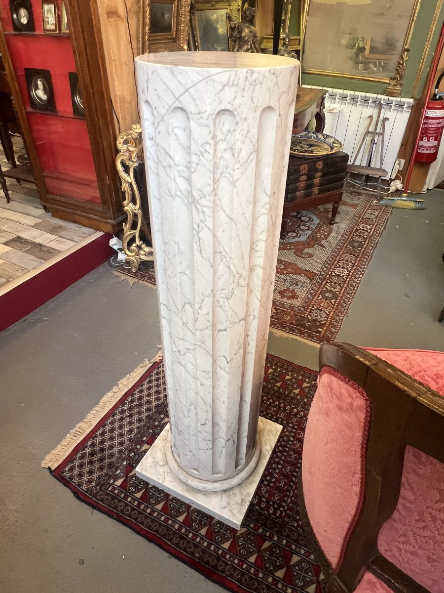 Column in solid white marble veined with grey, decorated with vertical fluting, 110 cm.