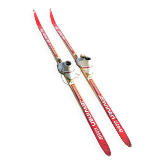 Skis vintage Esko Järvinen avec chaussures sur fixations