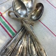 Neuf petites cuillères argenté à café