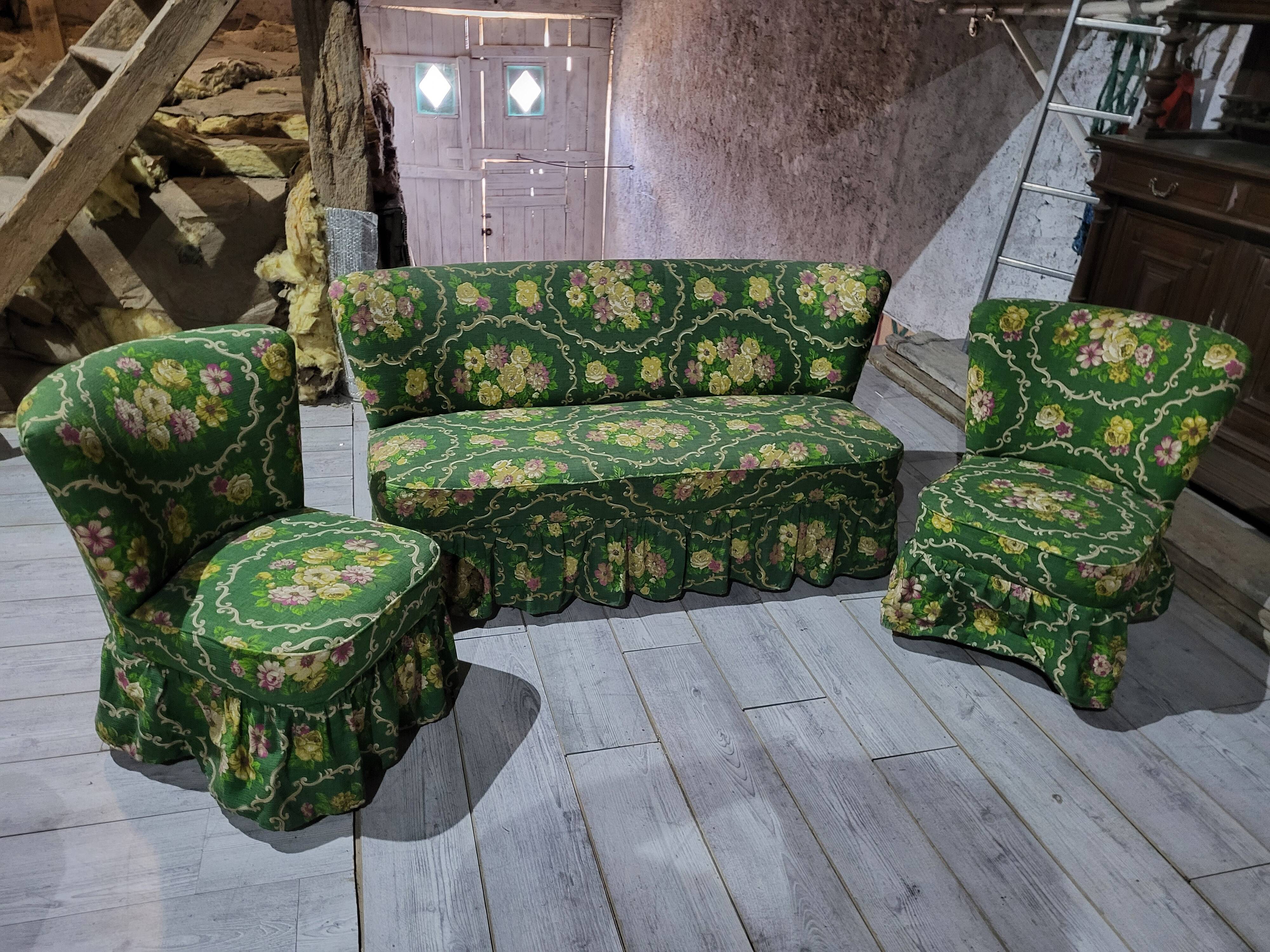 Sofa and its 2 matching armchairs from the 1960s.