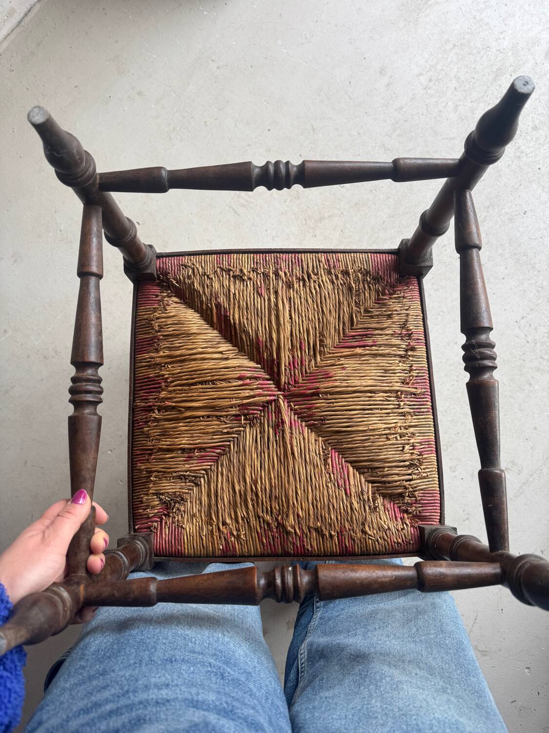 Antique corner chair "fireplace corner" in turned wood and straw.
