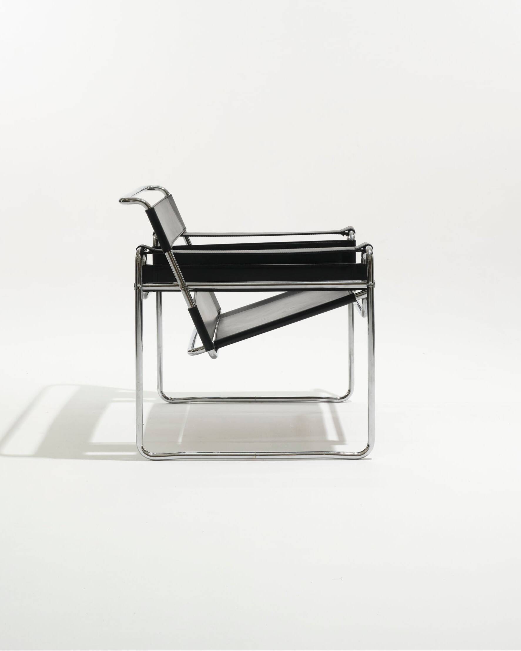 Wassily armchair in black leather, marcel breuer, 2000s