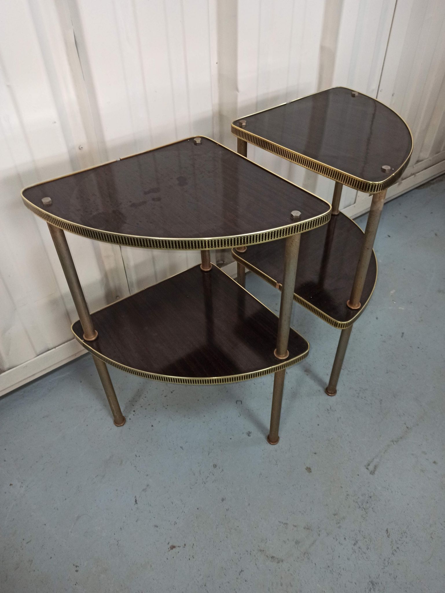 Pairs of corner shelves notches gilded formica brown 60s