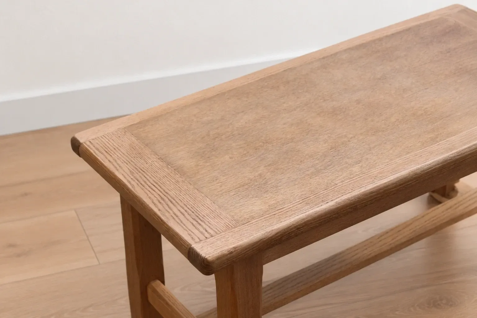 Natural wood farmhouse coffee table – country style, dowel stretcher – 99 cm
