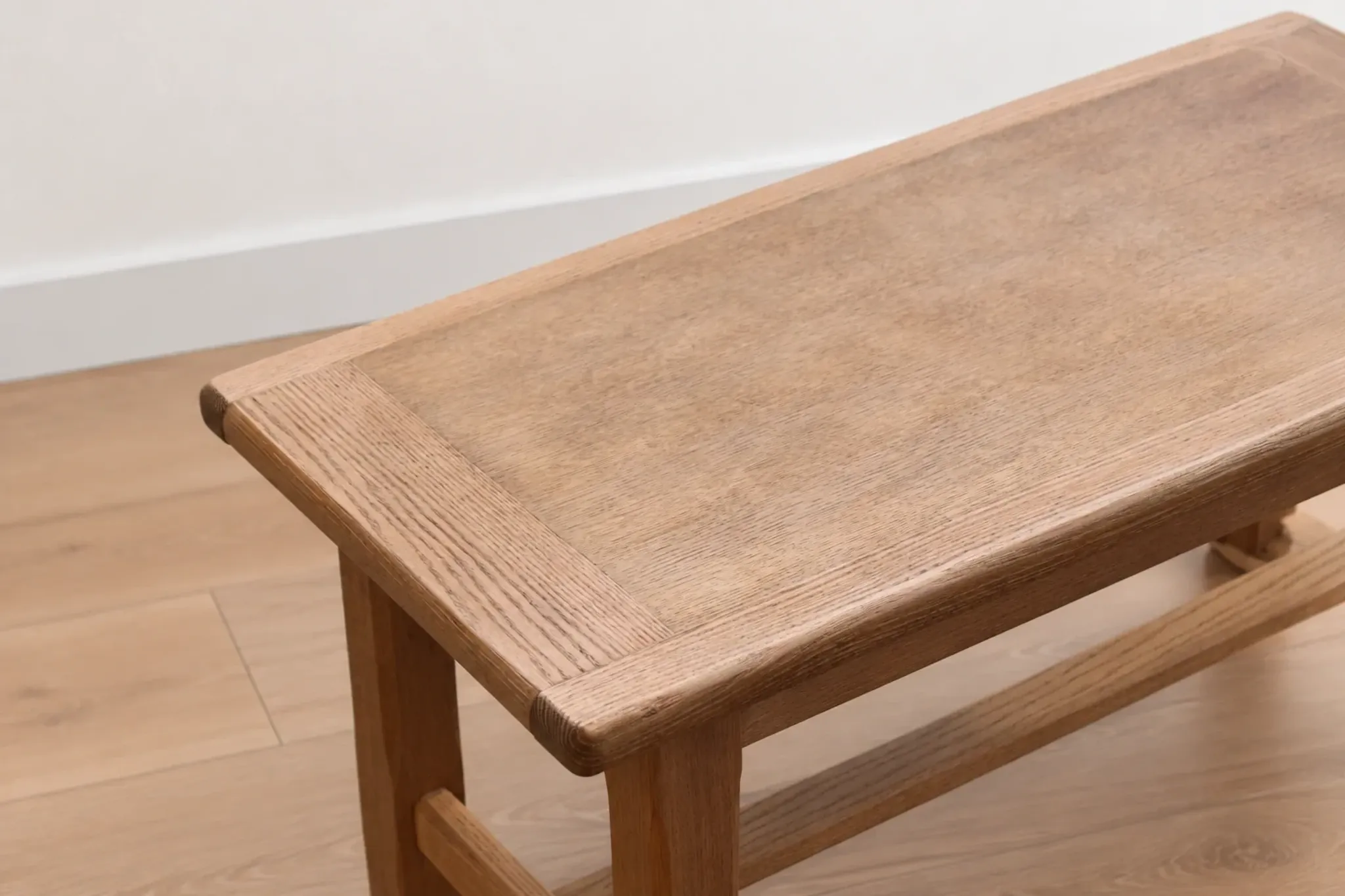 Table basse de ferme en bois naturel – style campagne, entretoise à clavettes – 99 cm
