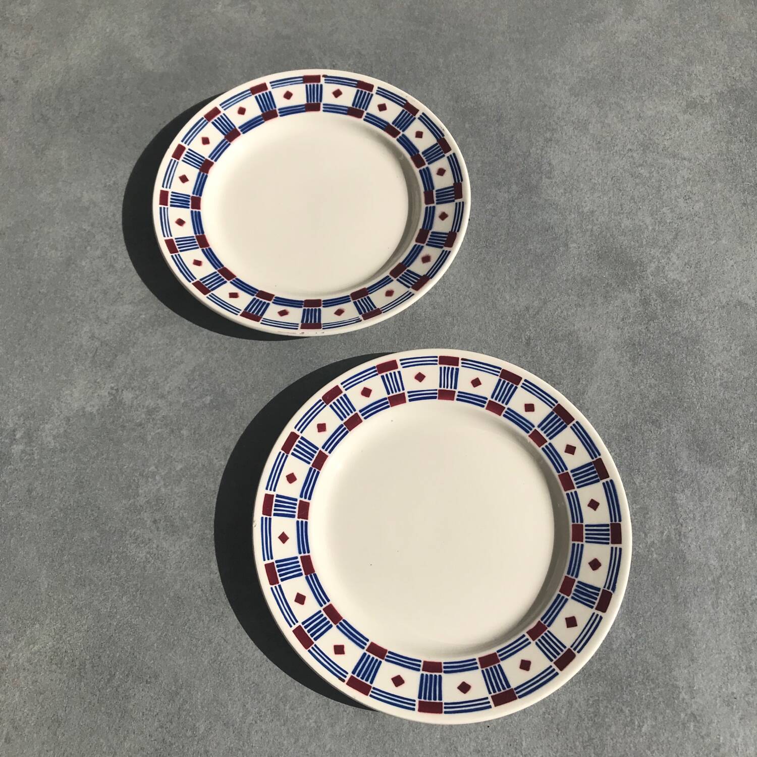 2 dessert plates