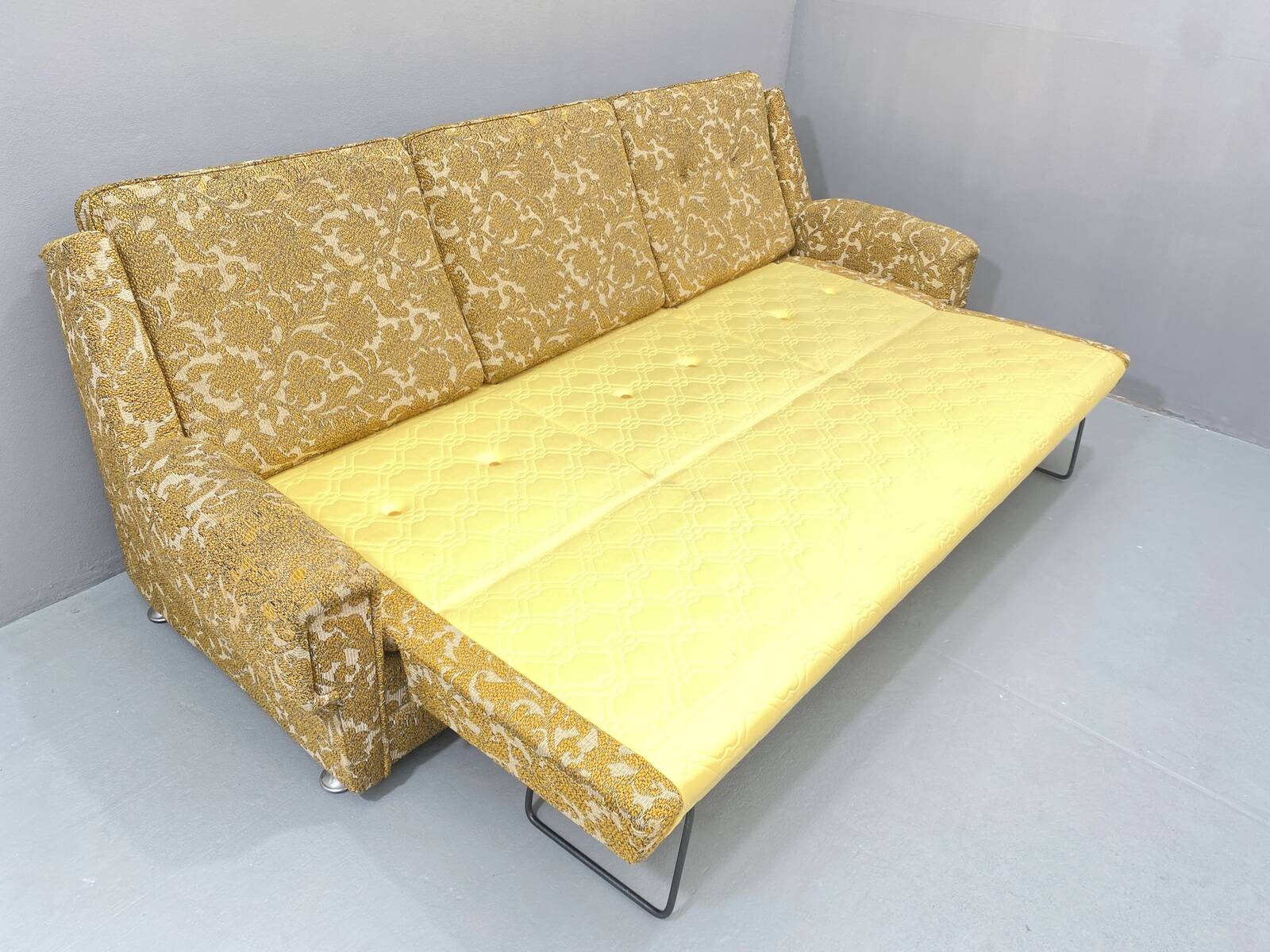 Canapé pliant rembourré du milieu du siècle, années 1970, Europe centrale